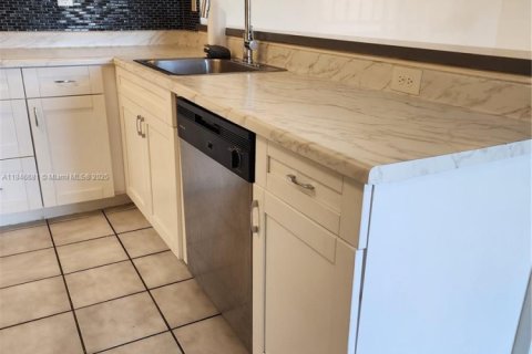 Condo in Cutler Bay, Florida, 2 bedrooms  № 1846063 - photo 4