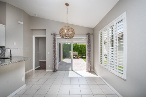 Снять в аренду виллу или дом в Уэстон, Флорида 3 спальни, 125.14м2, № 1947603 - фото 8