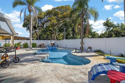 House in Belleair Beach, Florida 3 bedrooms, 261.8 sq.m. № 2128229 - photo 17