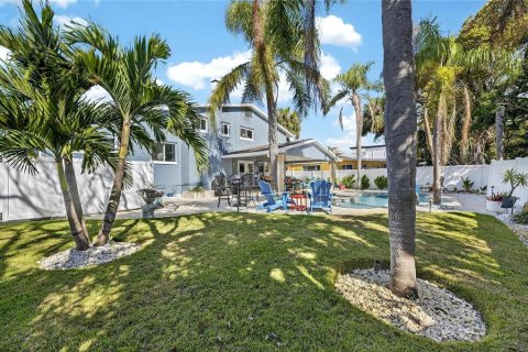 House in Belleair Beach, Florida 3 bedrooms, 261.8 sq.m. № 2128229 - photo 14