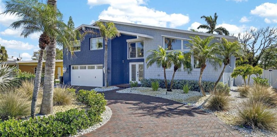 House in Belleair Beach, Florida 3 bedrooms, 261.8 sq.m. № 2128229