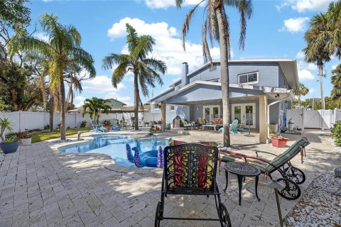House in Belleair Beach, Florida 3 bedrooms, 261.8 sq.m. № 2128229 - photo 13