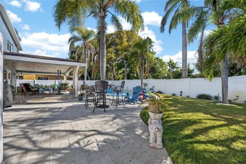 House in Belleair Beach, Florida 3 bedrooms, 261.8 sq.m. № 2128229 - photo 15