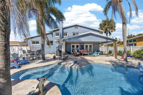 House in Belleair Beach, Florida 3 bedrooms, 261.8 sq.m. № 2128229 - photo 3