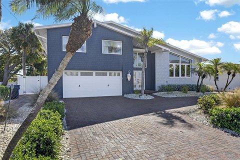 House in Belleair Beach, Florida 3 bedrooms, 261.8 sq.m. № 2128229 - photo 4