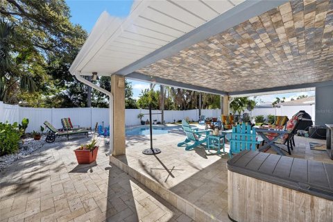 House in Belleair Beach, Florida 3 bedrooms, 261.8 sq.m. № 2128229 - photo 10