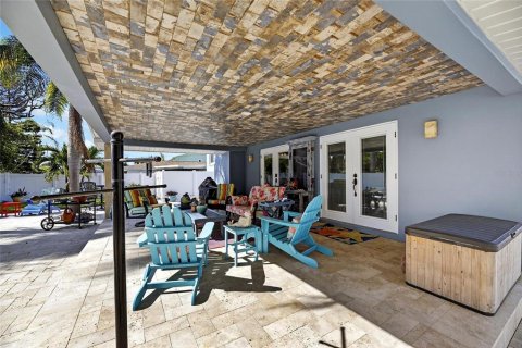 House in Belleair Beach, Florida 3 bedrooms, 261.8 sq.m. № 2128229 - photo 11