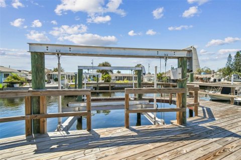 House in Hudson, Florida 2 bedrooms, 158.68 sq.m. № 1856454 - photo 2