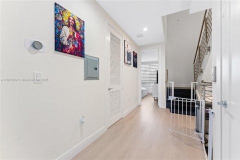 Townhouse in Doral, Florida 3 bedrooms, 246.56 sq.m. № 1941813 - photo 25