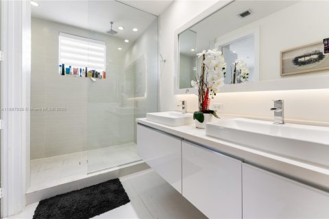 Townhouse in Doral, Florida 3 bedrooms, 246.56 sq.m. № 1941813 - photo 23