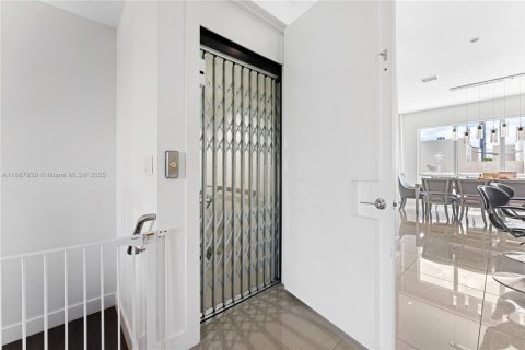 Townhouse in Doral, Florida 3 bedrooms, 246.56 sq.m. № 1941813 - photo 18