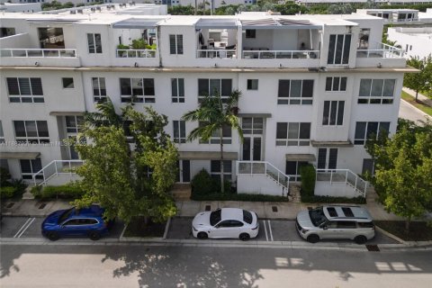 Townhouse in Doral, Florida 3 bedrooms, 246.56 sq.m. № 1941813 - photo 2