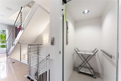 Townhouse in Doral, Florida 3 bedrooms, 246.56 sq.m. № 1941813 - photo 19