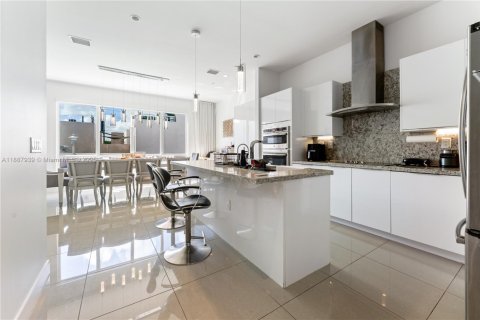 Townhouse in Doral, Florida 3 bedrooms, 246.56 sq.m. № 1941813 - photo 17