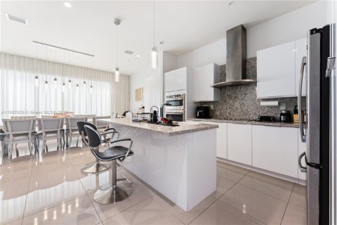 Townhouse in Doral, Florida 3 bedrooms, 246.56 sq.m. № 1941813 - photo 11