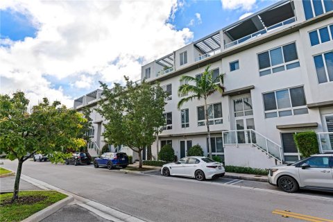 Townhouse in Doral, Florida 3 bedrooms, 246.56 sq.m. № 1941813 - photo 1