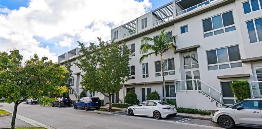 Townhouse in Doral, Florida 3 bedrooms, 246.56 sq.m. № 1941813
