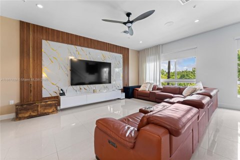 Townhouse in Doral, Florida 3 bedrooms, 246.56 sq.m. № 1941813 - photo 9