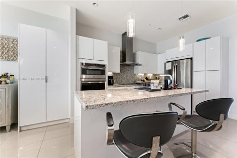 Townhouse in Doral, Florida 3 bedrooms, 246.56 sq.m. № 1941813 - photo 12