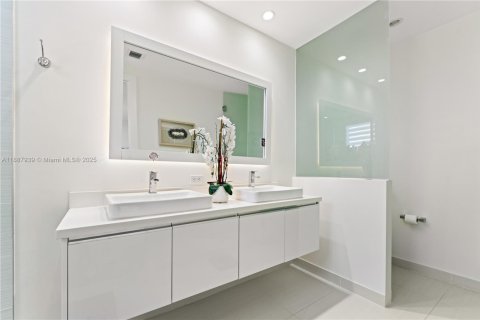 Townhouse in Doral, Florida 3 bedrooms, 246.56 sq.m. № 1941813 - photo 22