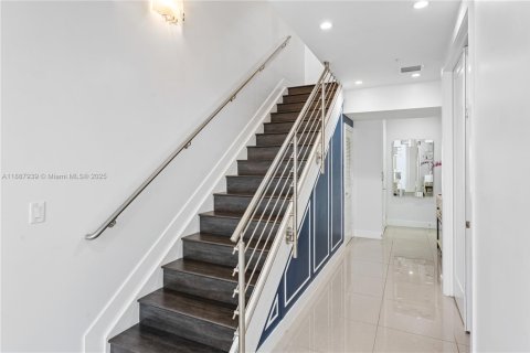 Townhouse in Doral, Florida 3 bedrooms, 246.56 sq.m. № 1941813 - photo 4