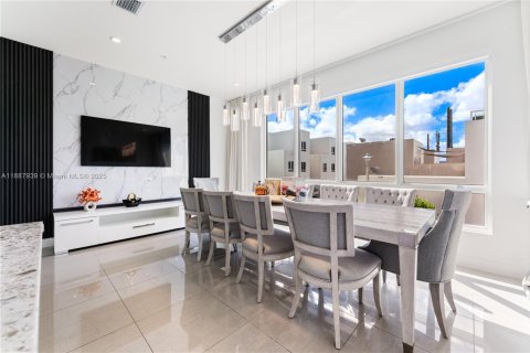 Townhouse in Doral, Florida 3 bedrooms, 246.56 sq.m. № 1941813 - photo 14