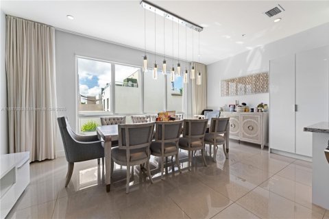 Townhouse in Doral, Florida 3 bedrooms, 246.56 sq.m. № 1941813 - photo 16