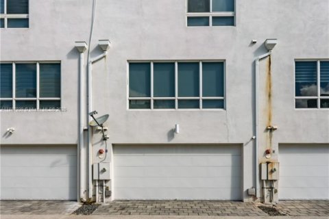 Townhouse in Doral, Florida 3 bedrooms, 246.56 sq.m. № 1941813 - photo 3