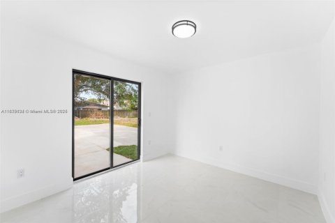 Casa en alquiler en Miami, Florida, 3 dormitorios, 220.55 m2 № 1934946 - foto 6