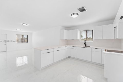 Casa en alquiler en Miami, Florida, 3 dormitorios, 220.55 m2 № 1934946 - foto 3