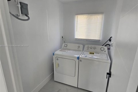 Casa en alquiler en Miami, Florida, 3 dormitorios, 220.55 m2 № 1934946 - foto 10