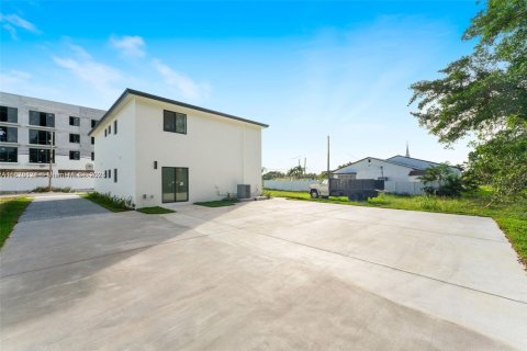 Casa en alquiler en Miami, Florida, 3 dormitorios, 220.55 m2 № 1934946 - foto 12