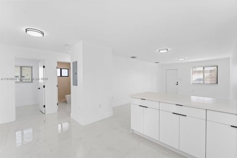 Casa en alquiler en Miami, Florida, 3 dormitorios, 220.55 m2 № 1934946 - foto 4