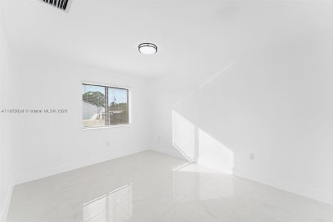 Casa en alquiler en Miami, Florida, 3 dormitorios, 220.55 m2 № 1934946 - foto 5
