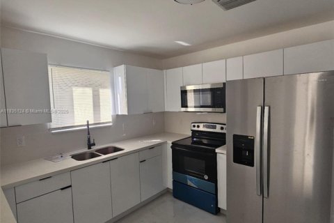 Casa en alquiler en Miami, Florida, 3 dormitorios, 220.55 m2 № 1934946 - foto 9