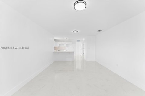 Casa en alquiler en Miami, Florida, 3 dormitorios, 220.55 m2 № 1934946 - foto 2