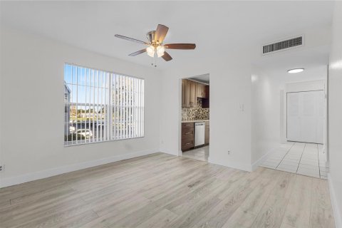 Copropriété à vendre à Tamarac, Floride: 2 chambres, 108.7 m2 № 2185209 - photo 12