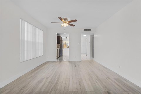 Copropriété à vendre à Tamarac, Floride: 2 chambres, 108.7 m2 № 2185209 - photo 14