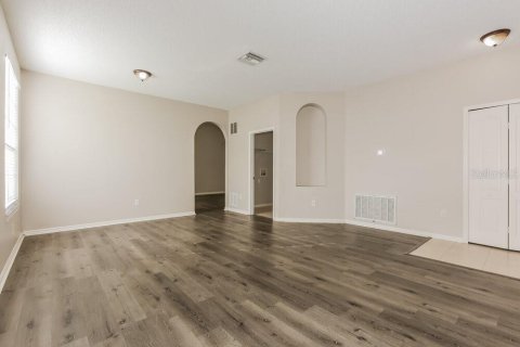 Villa ou maison à louer à Land O' Lakes, Floride: 3 chambres, 149.57 m2 № 2117018 - photo 4