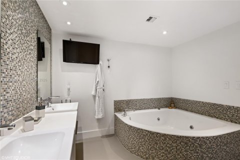 Condo in Aventura, Florida, 2 bedrooms  № 1997529 - photo 8