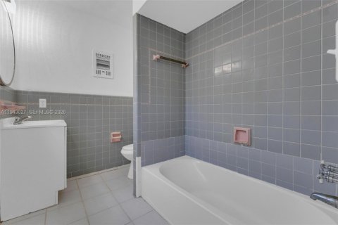 Villa ou maison à louer à Miami, Floride: 4 chambres, 148.27 m2 № 1999393 - photo 18