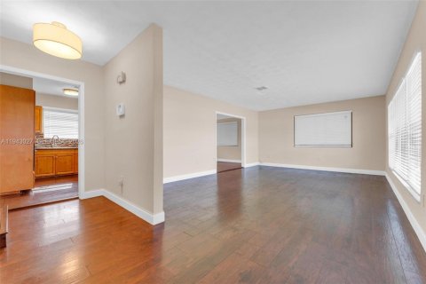 Villa ou maison à louer à Miami, Floride: 4 chambres, 148.27 m2 № 1999393 - photo 5