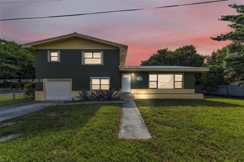 Villa ou maison à Miami, Floride 4 chambres, 148.27 m2 № 1999393