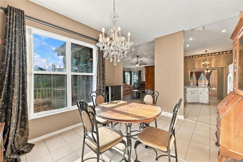 Condo in Sun City Center, Florida, 2 bedrooms № 2368813 - photo 16