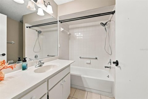 Condo in Sun City Center, Florida, 2 bedrooms № 2368813 - photo 19