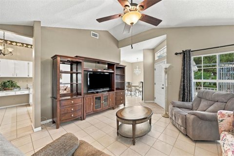 Condo in Sun City Center, Florida, 2 bedrooms № 2368813 - photo 8