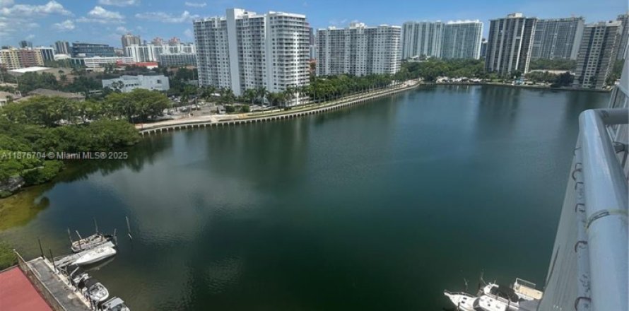 Кондоминиум с 2 спальнями в Авентура, Флорида № 1924376