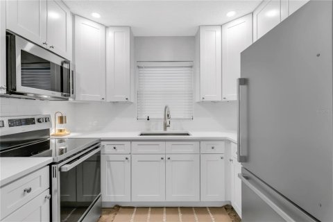 Condo in Saint Petersburg, Florida, 1 bedroom  № 1902085 - photo 5