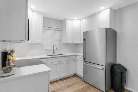 Condo in Saint Petersburg, Florida, 1 bedroom  № 1902085 - photo 4