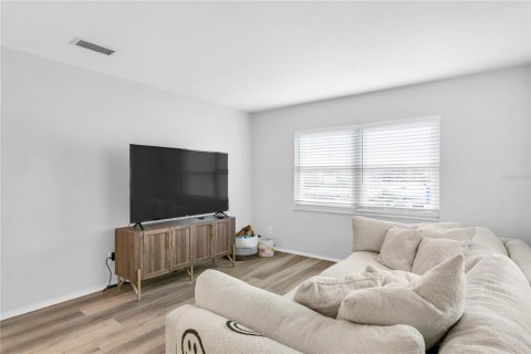 Condo in Saint Petersburg, Florida, 1 bedroom  № 1902085 - photo 9